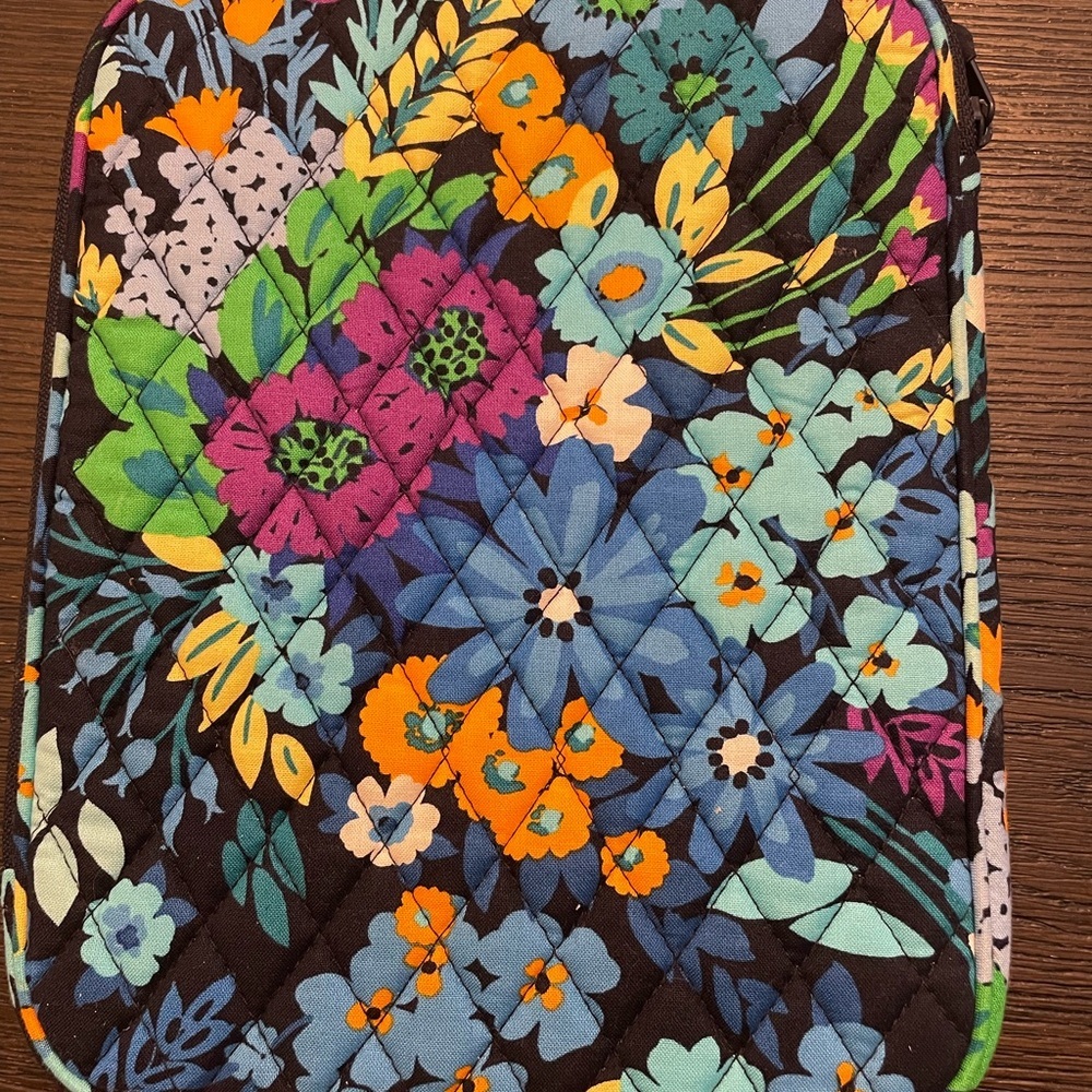 Vera Bradley Zip Cover Floral Quilted Tablet Sleeve- new